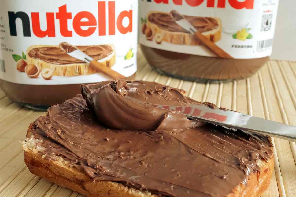 Della Nutella spalmata su una fetta di pane