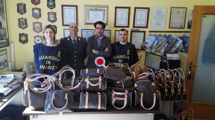 Delle borse contraffatte sequestrate dalla Guardia di Finanza nel Cuneese