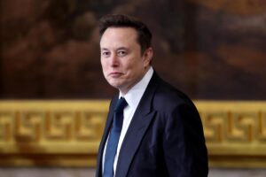 Elon Musk nel mirino: caos nelle basi USA in Italia tra carte bloccate e email controverse