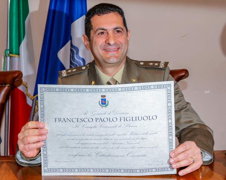 Francesco Paolo Figliuolo ha ricevuto la cittadinanza onoraria della città di Potenza