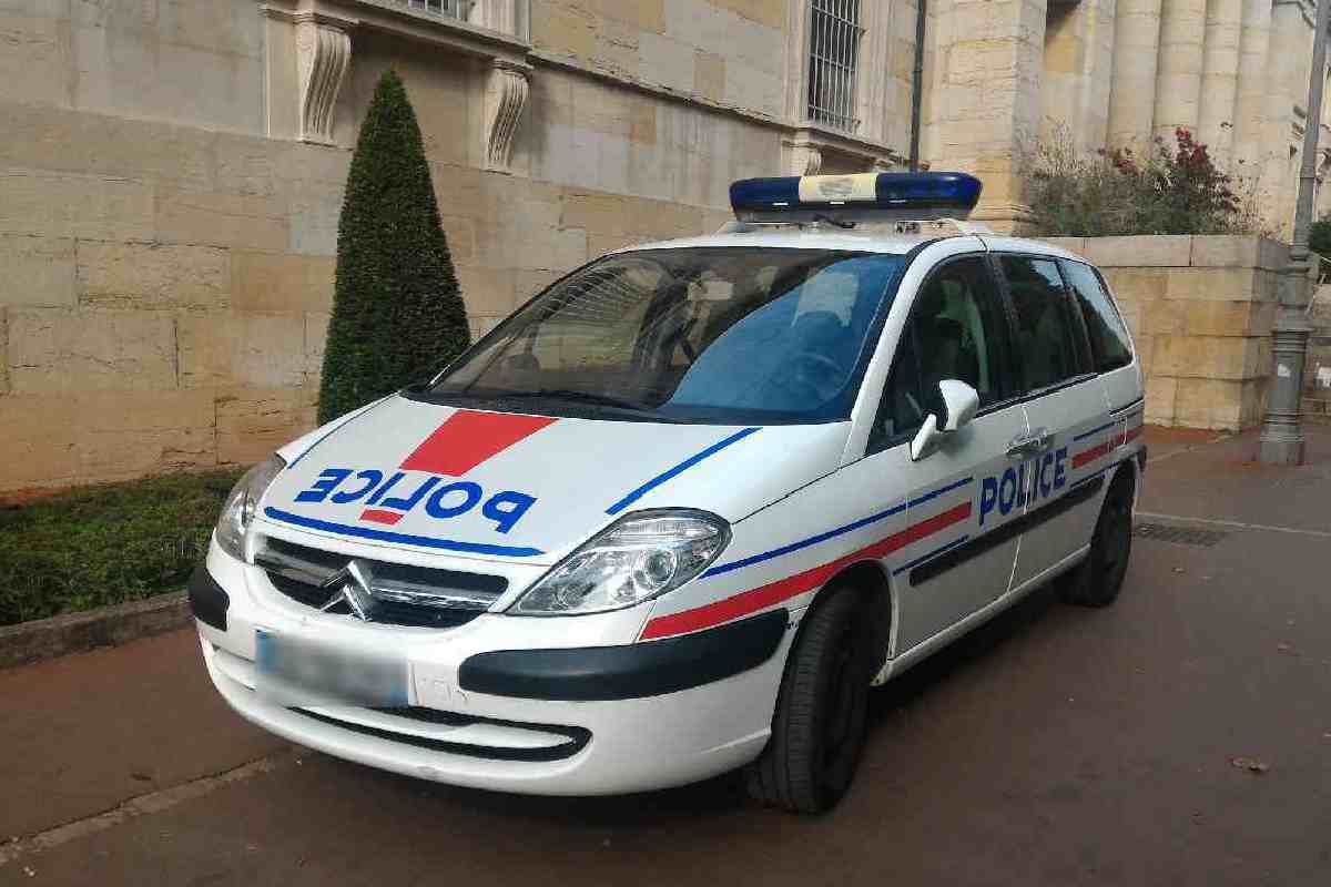 Francia, un uomo armato di coltelli attacca degli agenti di polizia: l'aggressore è stato ucciso. Nella foto, un'auto della polizia francese