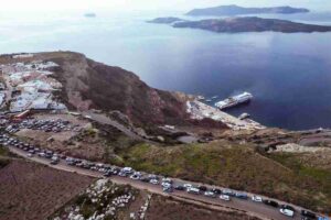 I residenti e i turisti lasciano Santorini in macchina a causa del terremoto