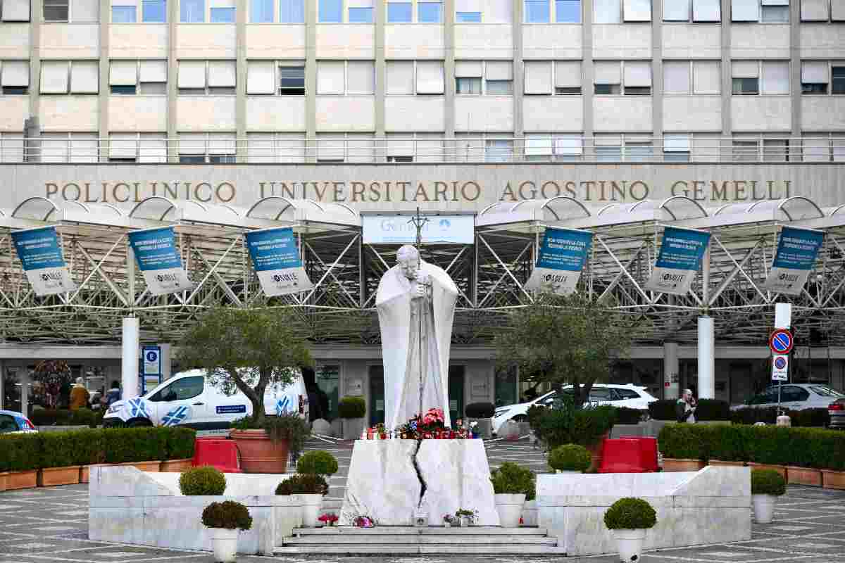 Il Papa si alza dal letto, il cuore regge bene. Nella foto, L'esterno del Policlinico Gemelli di Roma dove è ricoverato il Papa