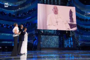 Il video del Papa mostrato a Sanremo 2025