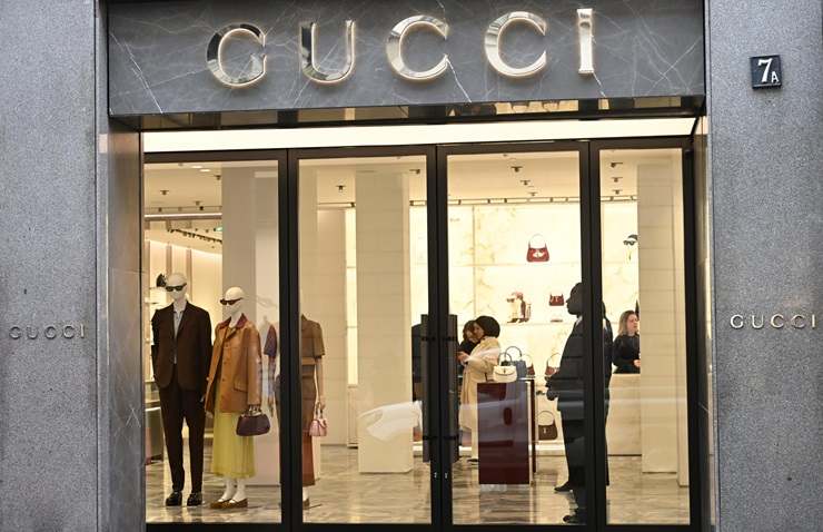 La vetrina del negozio di Gucci in via Montenapoleone a Milano