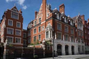 Londra, fiamme in un albergo di lusso, evacuate oltre 100 persone. Nella foto, il Chiltern Firehouse Hotel colpito dall'incendio