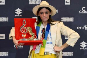 Lucio Corsi ha avuto un boom di ascolti su Spotify dopo Sanremo - Nella foto: Lucio Corsi con il premio Mia Martini