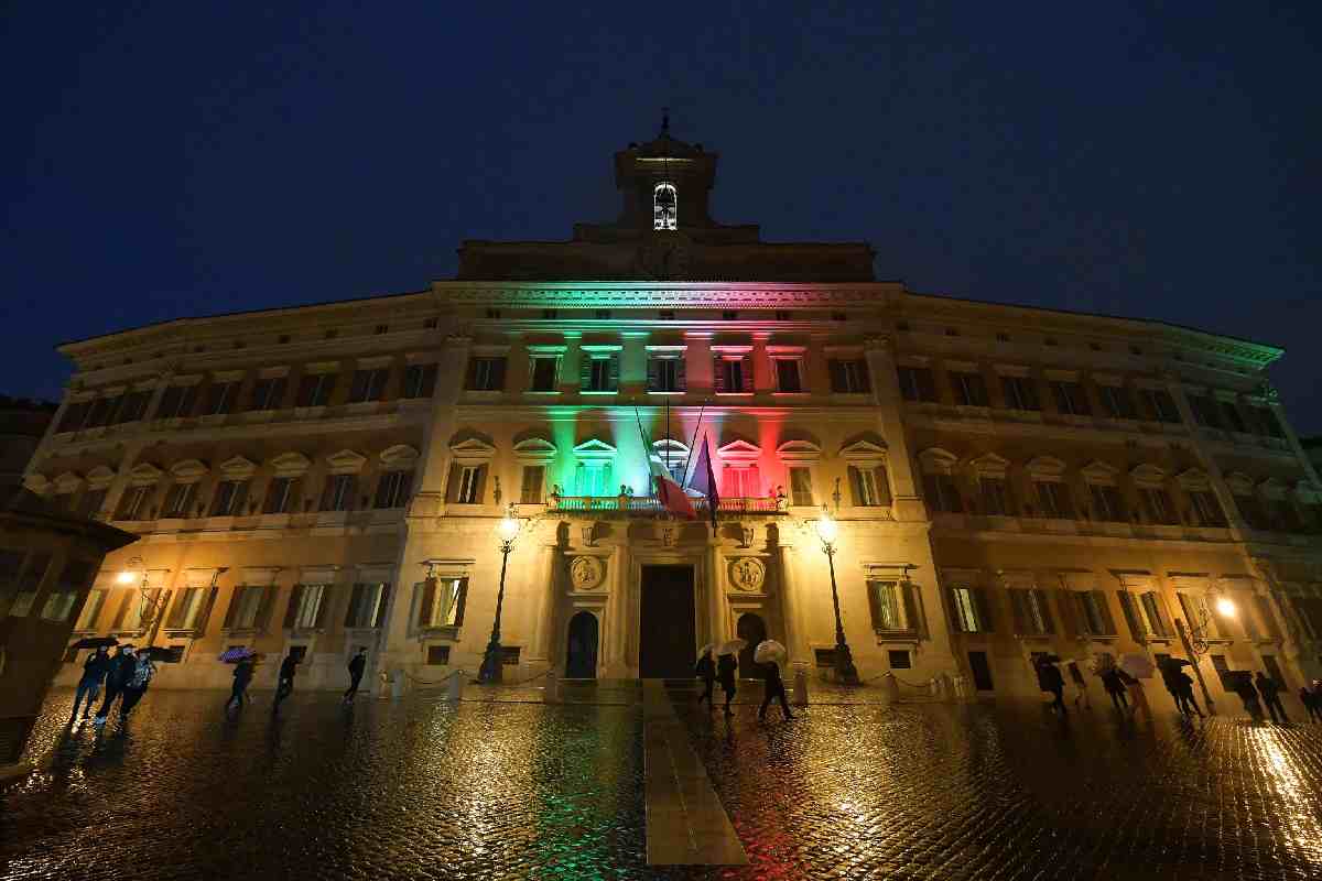 La ricorrenza è nata per ricordare le vittime delle foibe - Nella foto: Montecitorio illuminato con i colori della bandiera italiana in occasione del Giorno della Memoria 2024