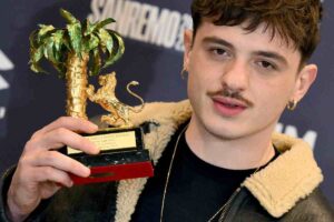 Olly con il premio vinto al Festival di Sanremo 2025