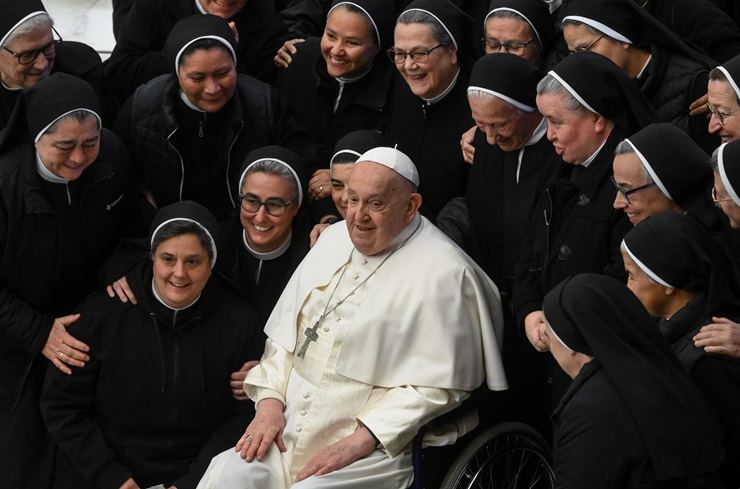 Papa Francesco con un gruppo di suore