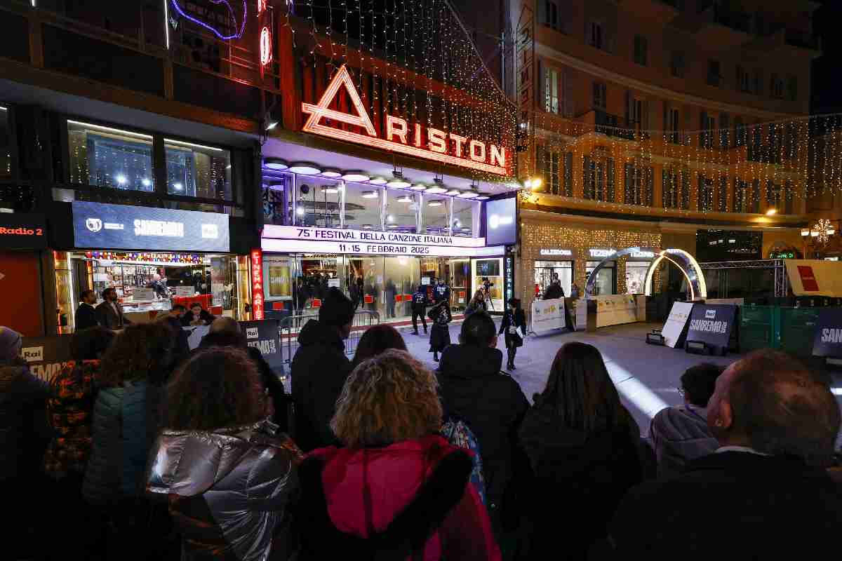 Sanremo 2025 L'esterno del teatro Ariston che attende gli ospiti del Festival