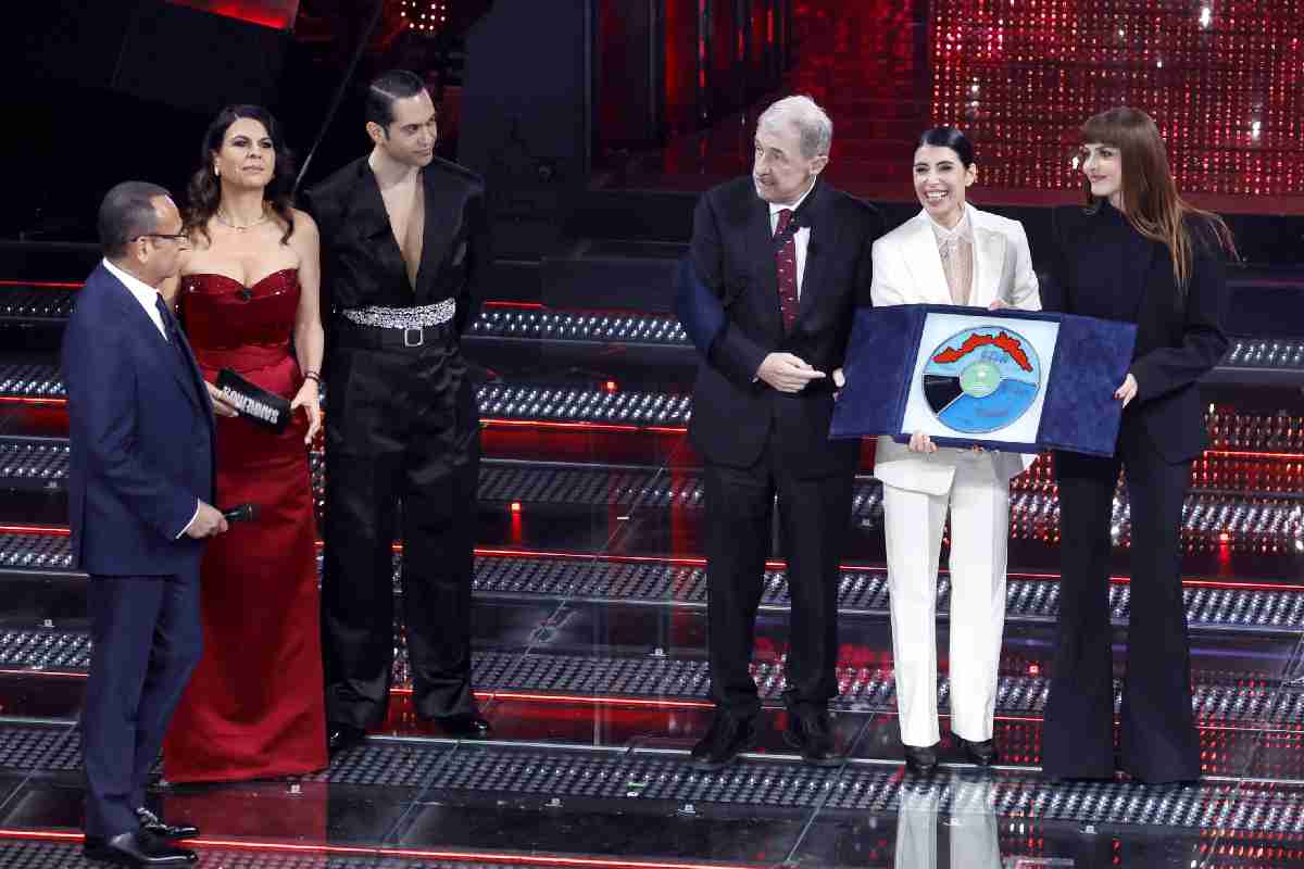 Sanremo 2025, il Festival vola e fa il pieno di ascolti: è record storico di share per la penultima serata. Nella foto, la premiazione di Giorgia e Annalisa sul palco dell'Ariston per il duetto che ha trionfato nella serata cover