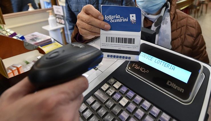 Un bar in Piazza Palazzo di Città aderisce all'iniziativa della Lotteria degli scontrini