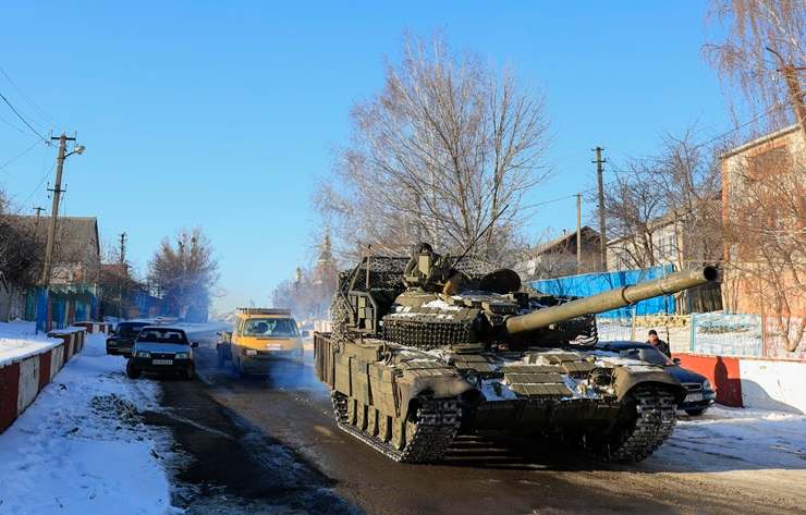 Un carro armato ucraino pattuglia le strade