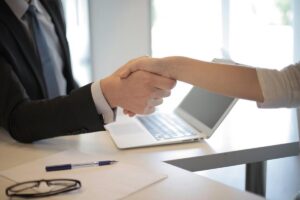 Le discriminazioni durante i colloqui di lavoro sono frequenti - Nella foto: una stretta di mano durante un colloquio di lavoro