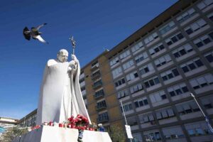 Una veduta esterna del policlinico Agostino Gemelli dove è ricoverato Papa Francesco