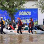 Alluvione in Argentina, almeno 13 morti e migliaia di sfollati. Nella foto, un momento dei soccorsi con un gommone a Bahía Blanca