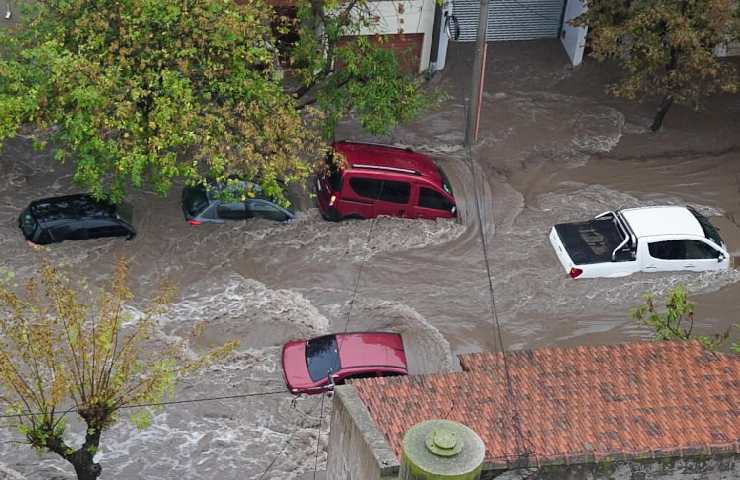 Alluvione in Argentina, almeno 13 morti e migliaia di sfollati. Nella foto, diverse auto travolte dalla furia dell'acqua