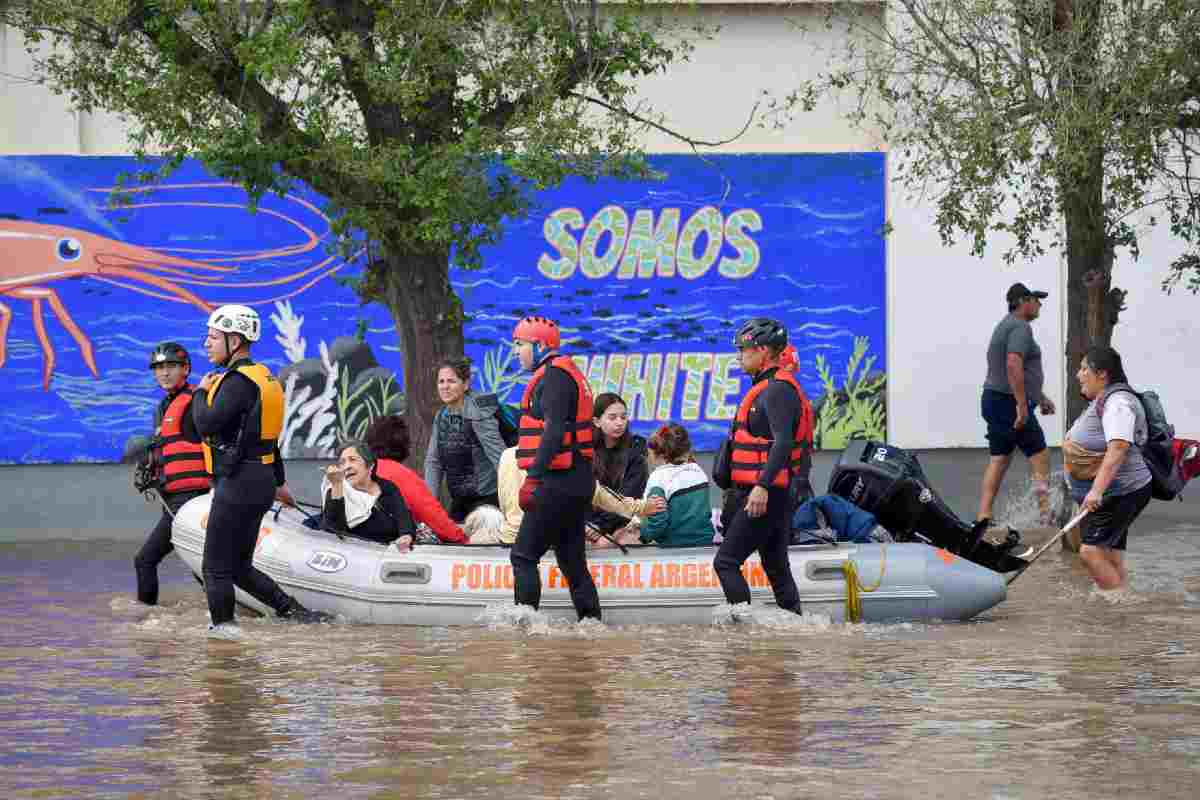 Alluvione in Argentina, almeno 13 morti e migliaia di sfollati. Nella foto, un momento dei soccorsi con un gommone a Bahía Blanca