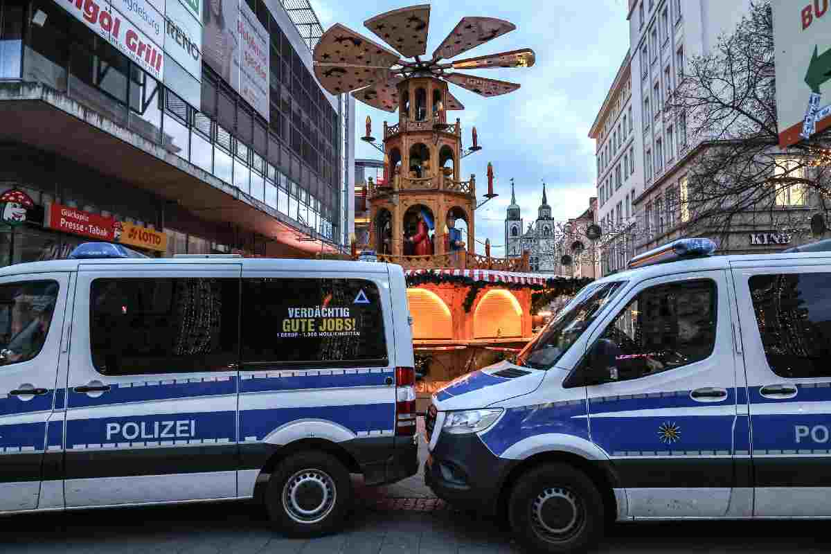 Auto della polizia a Magdeburgo (Germania), dove un'auto ha travolto la folla durante i mercatini di Natale