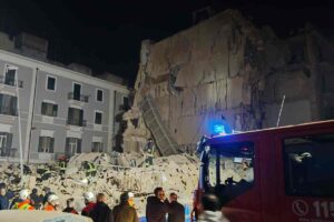 Bari, crolla una palazzina: si cerca una possibile donna dispersa tra le macerie. Nella foto, La palazzina crollata a Bari e i soccorsi tra le macerie