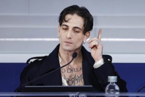 Damiano David durante una conferenza stampa legata a Sanremo