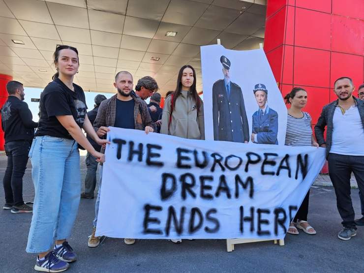 Degli attivisti albanesi protestano davanti al porto di Shengjin