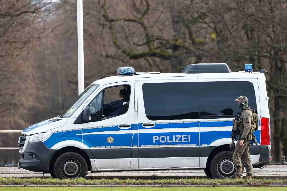 Germania, auto si schianta sulla folla a Mannheim: almeno due morti e diversi feriti. Nella foto, generica, un mezzo della polizia tedesca