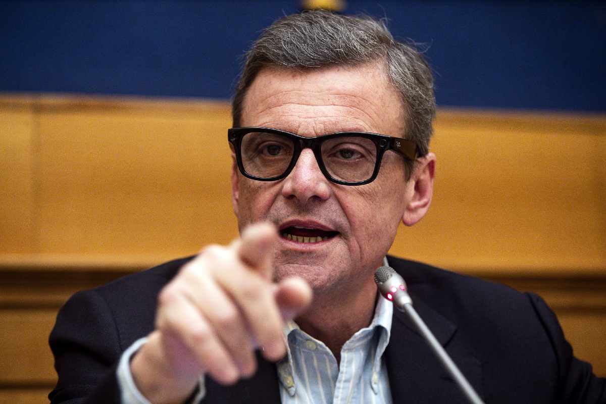 Il segretario di Azione Carlo Calenda ha proposto l'introduzione di uno scudo democratico