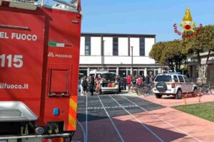 Reggio Emilia, spray al peperoncino a scuola: 30 studenti intossicati ed evacuati due istituti. Nella foto, un mezzo dei vigili del fuoco e i soccorsi accorsi sul posto